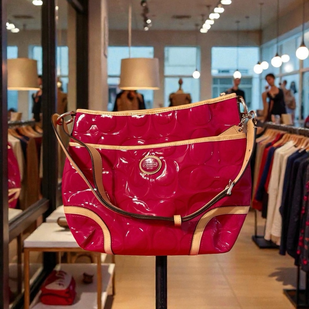 Coach Fuchsia Patent Leather Shoulder Bag. Gorgeous bag❤️